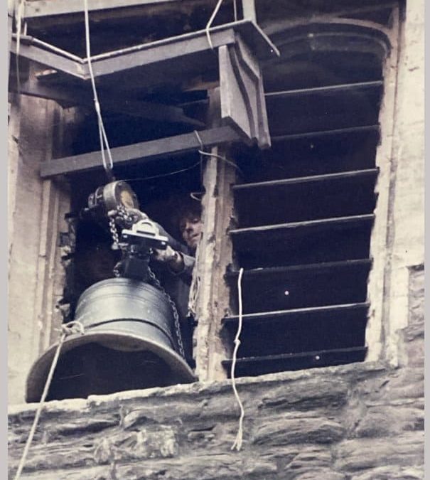 Bell at window 02